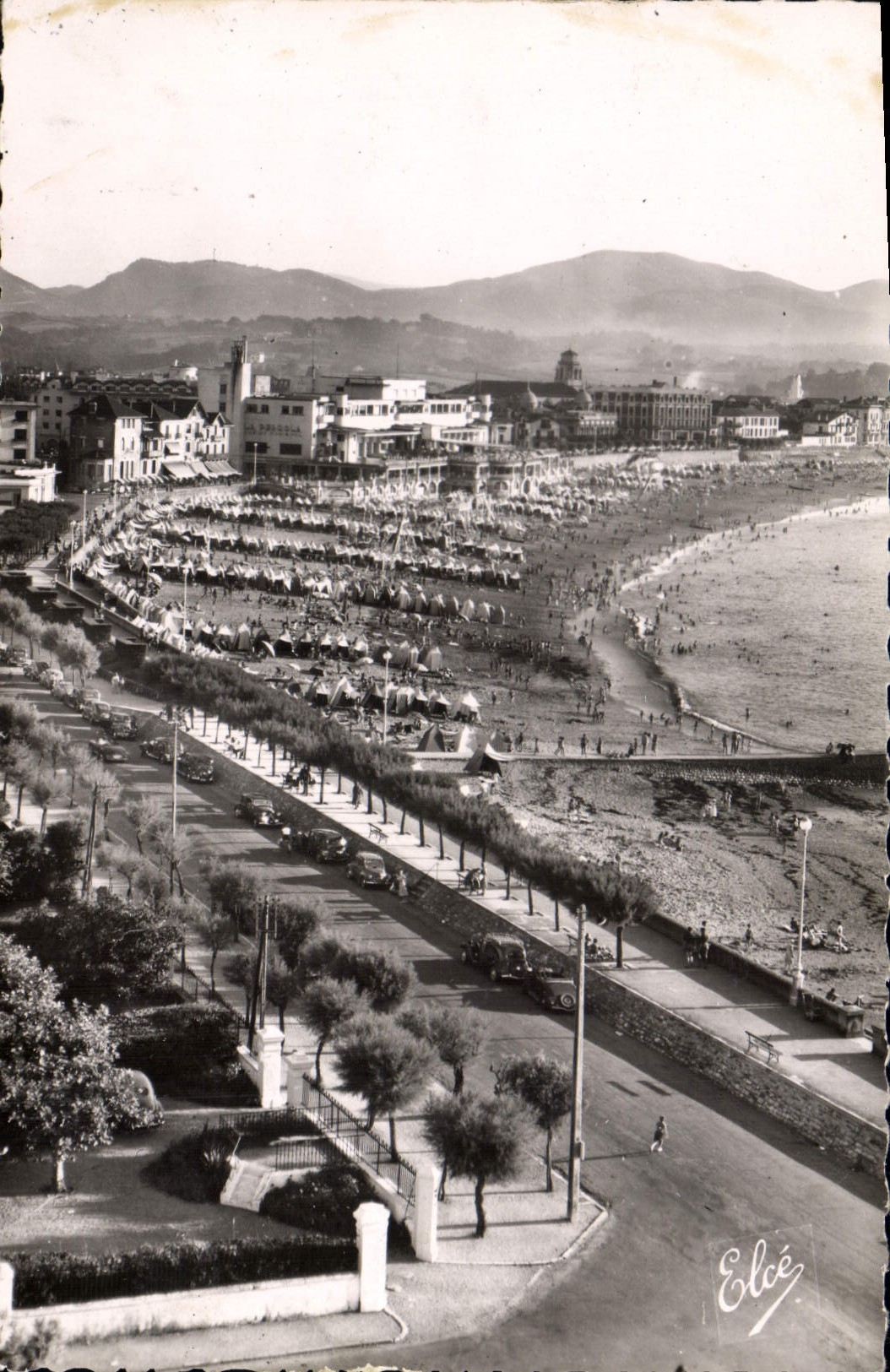 CPM Saint Jean de Luz B Pyr Vue dur la Promenade la plage et les Pyrenees