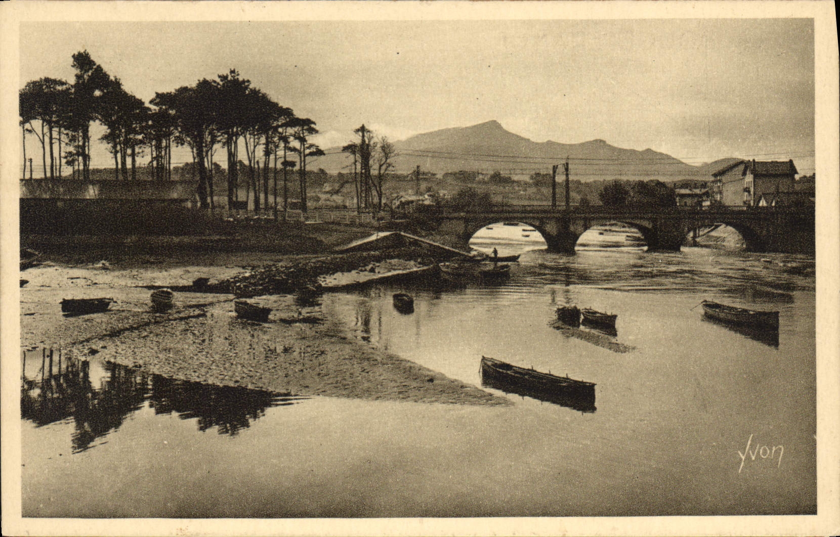 CPA Saint Jean de Luz (Basses Pyrenees) La Nivelle au fons le Massif de la Rhune