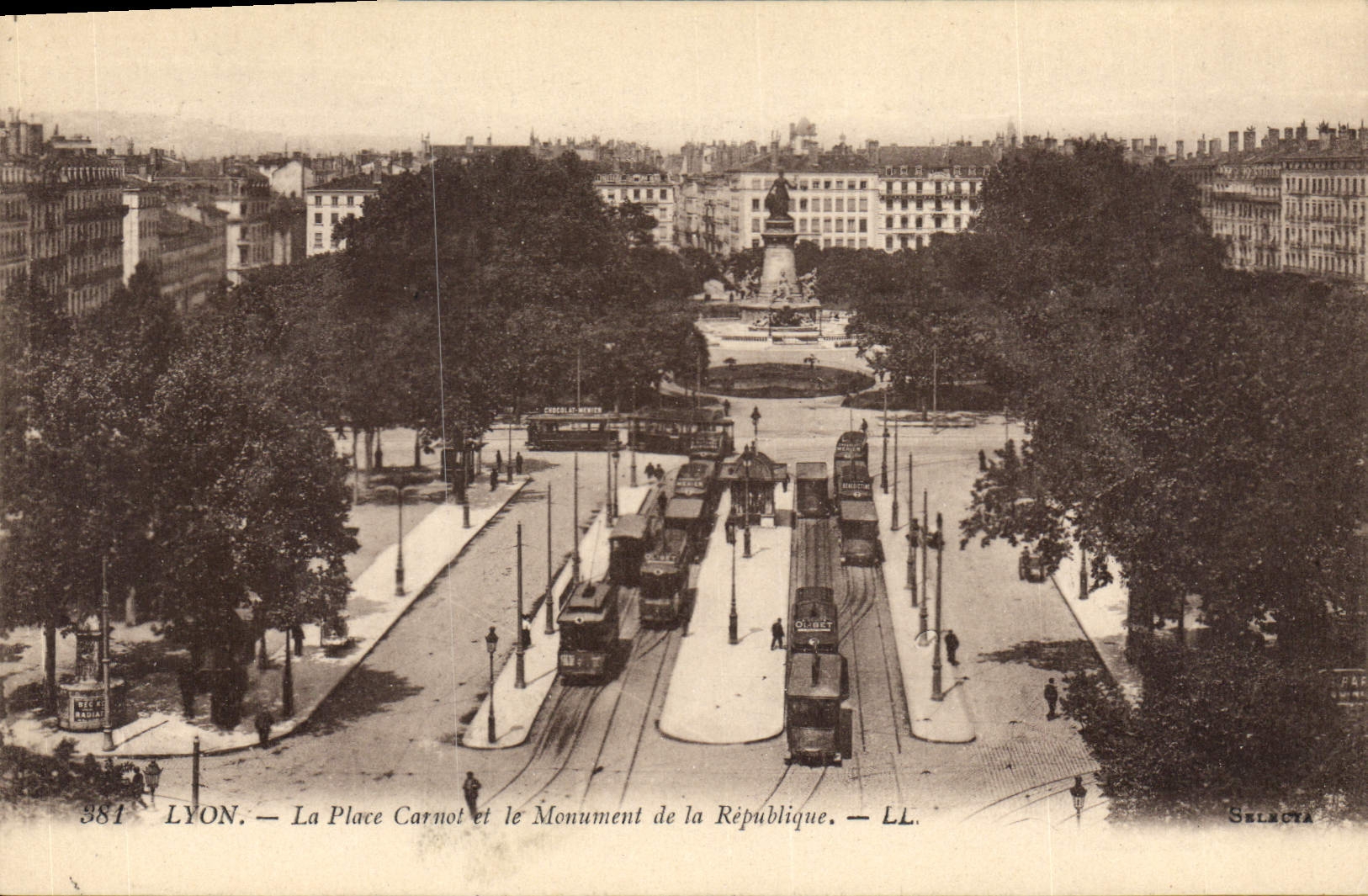 CPA Lyon Place Carnot et le Monument de la Republique Tramways