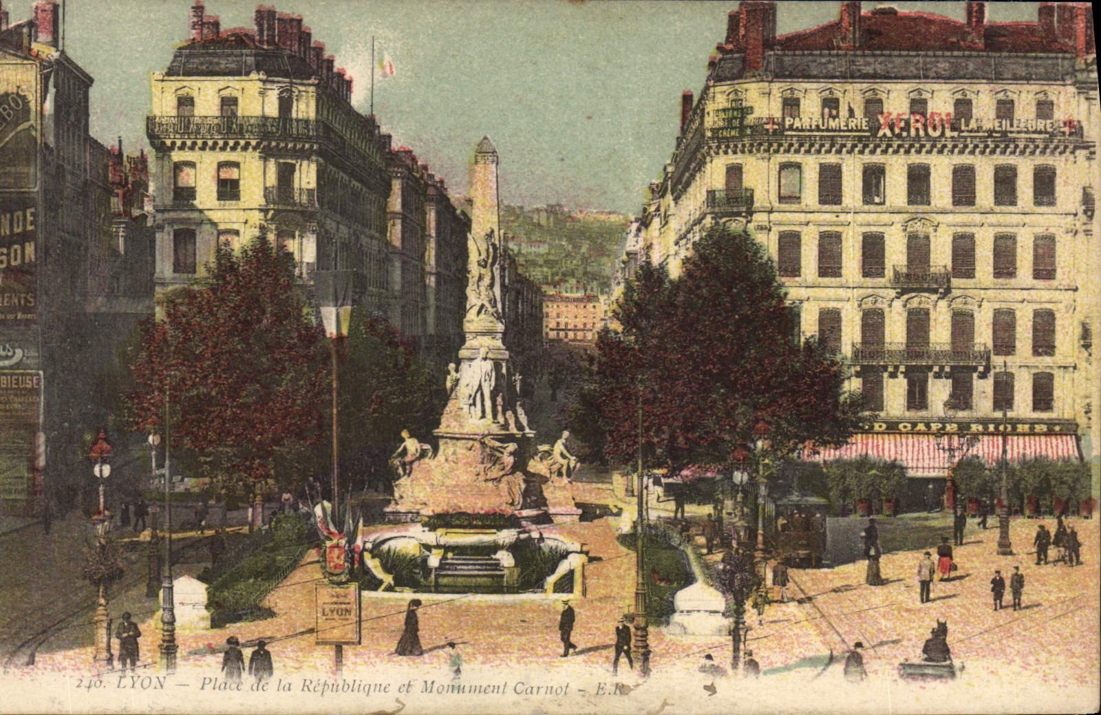 CPA Lyon Place de la Republique et Monument Carnot