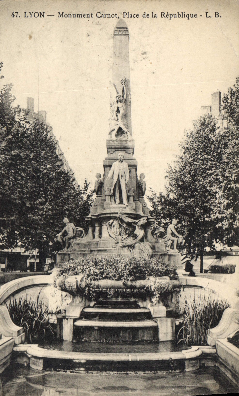 CPA Lyon Monument Carnot Place de la Republique
