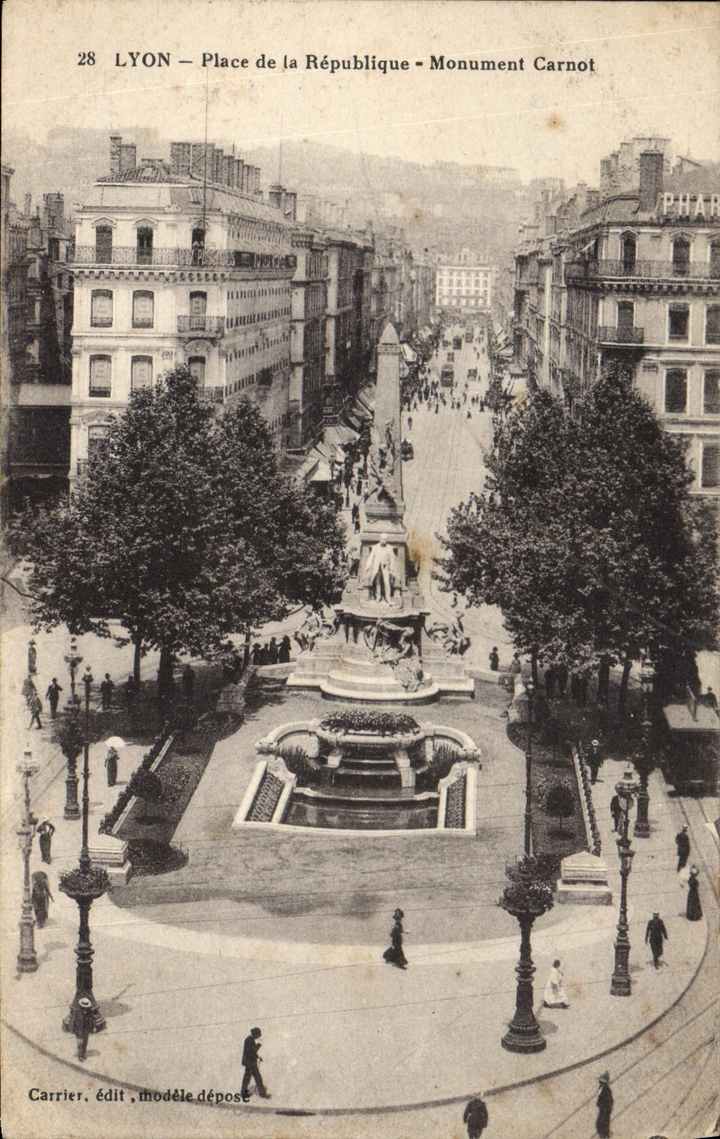 CPA Lyon Place de la Republique Monument Carnot