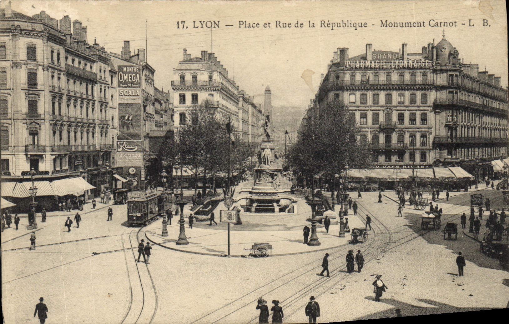 CPA Lyon Place et Rue de la Republique Monument Carnot Tramway