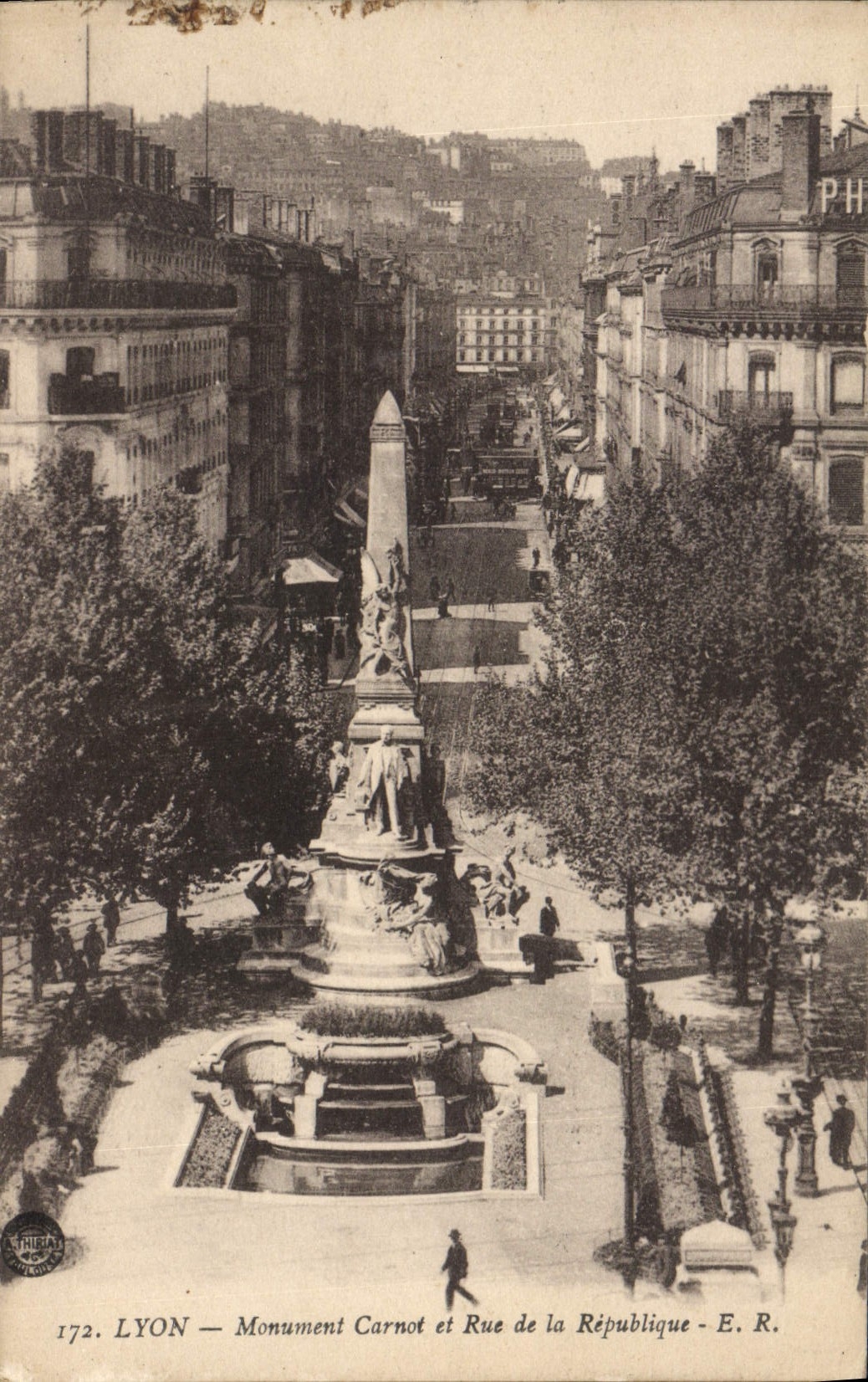 CPA Lyon Monument Carnot et Rue de la Republique