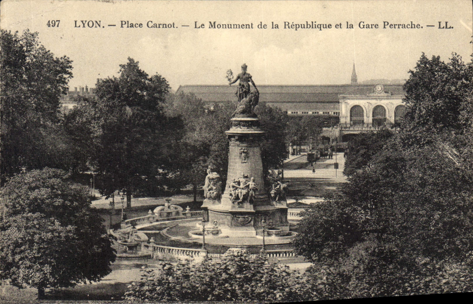 CPA Lyon Place Carnot Le Monument de la Republique et la Gare Perrache