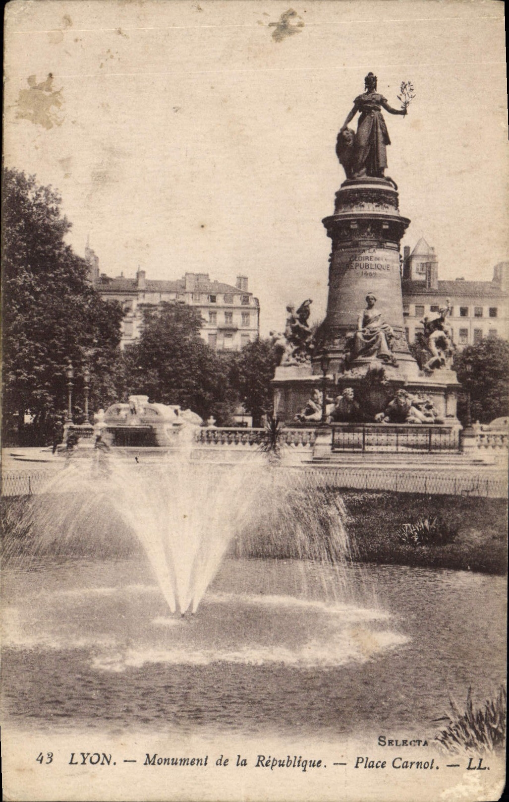 CPA Lyon Monument de la Republique Place Carnot