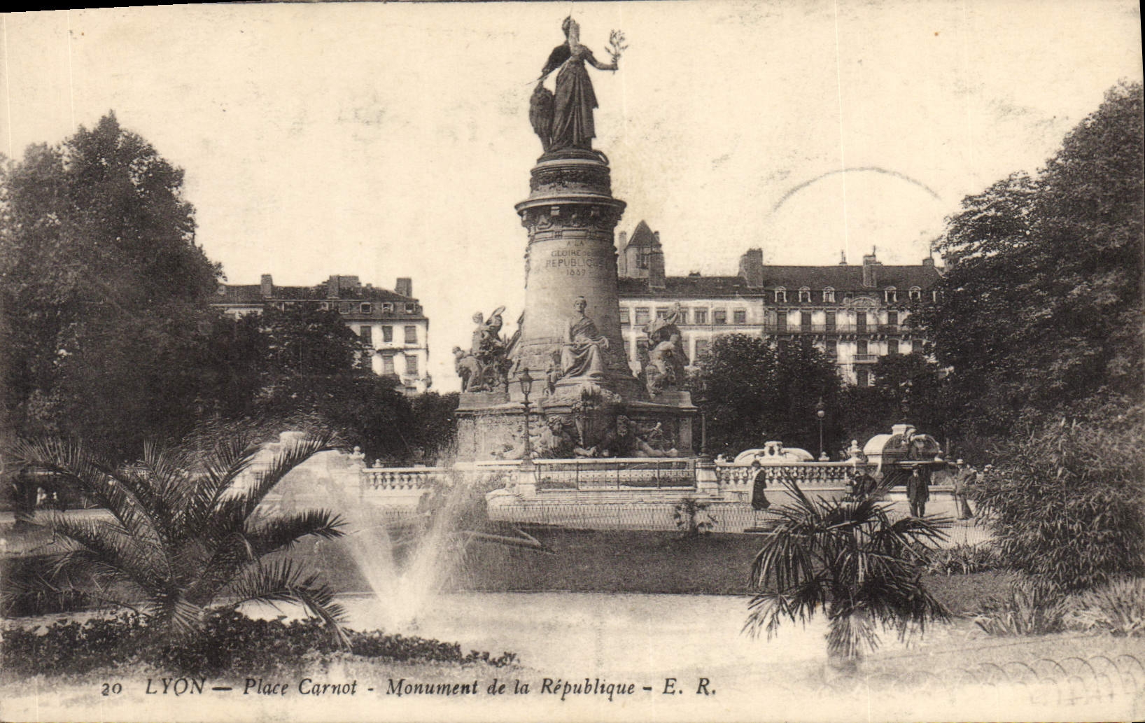 CPA Lyon Place Carnot Monument de la Republique