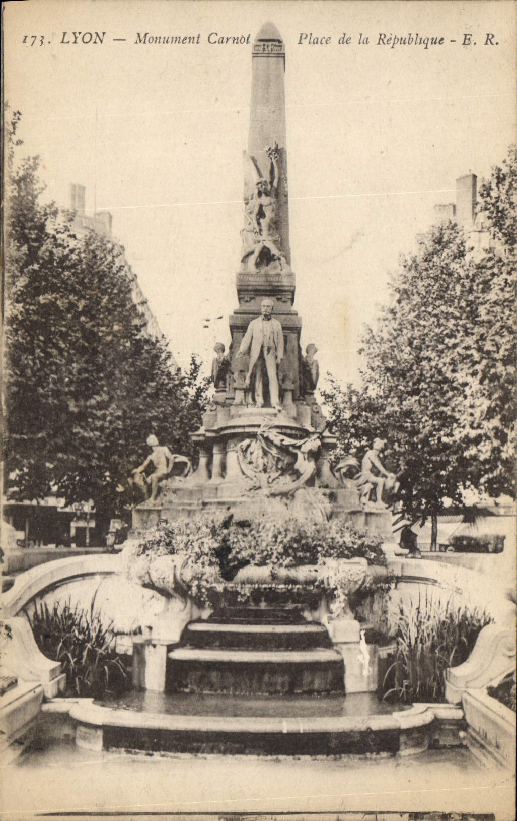CPA Lyon Monument Carnot Place de la Republique