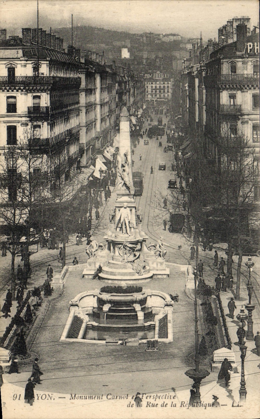 CPA Lyon Monument Carnjot et Perspective de la Rue de la Republique