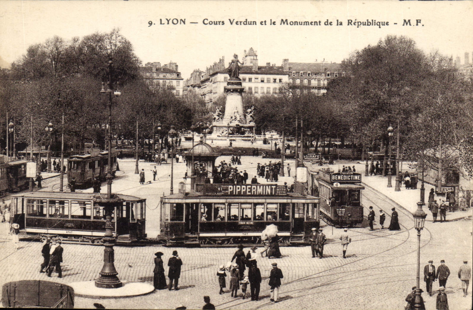 CPA Lyon Cours Verdun et le Monument de la Republique Tramways