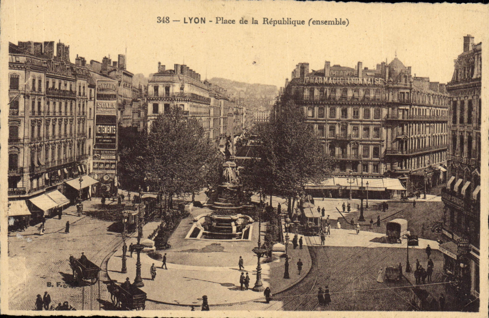 CPA Lyon Place de la Republique (ensemble)