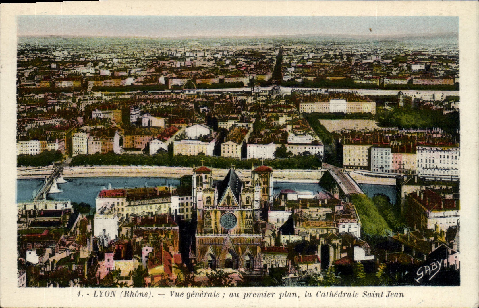 CPA Lyon (Rhone) Vue generale au premier plan la Cathedrale Saint Jean