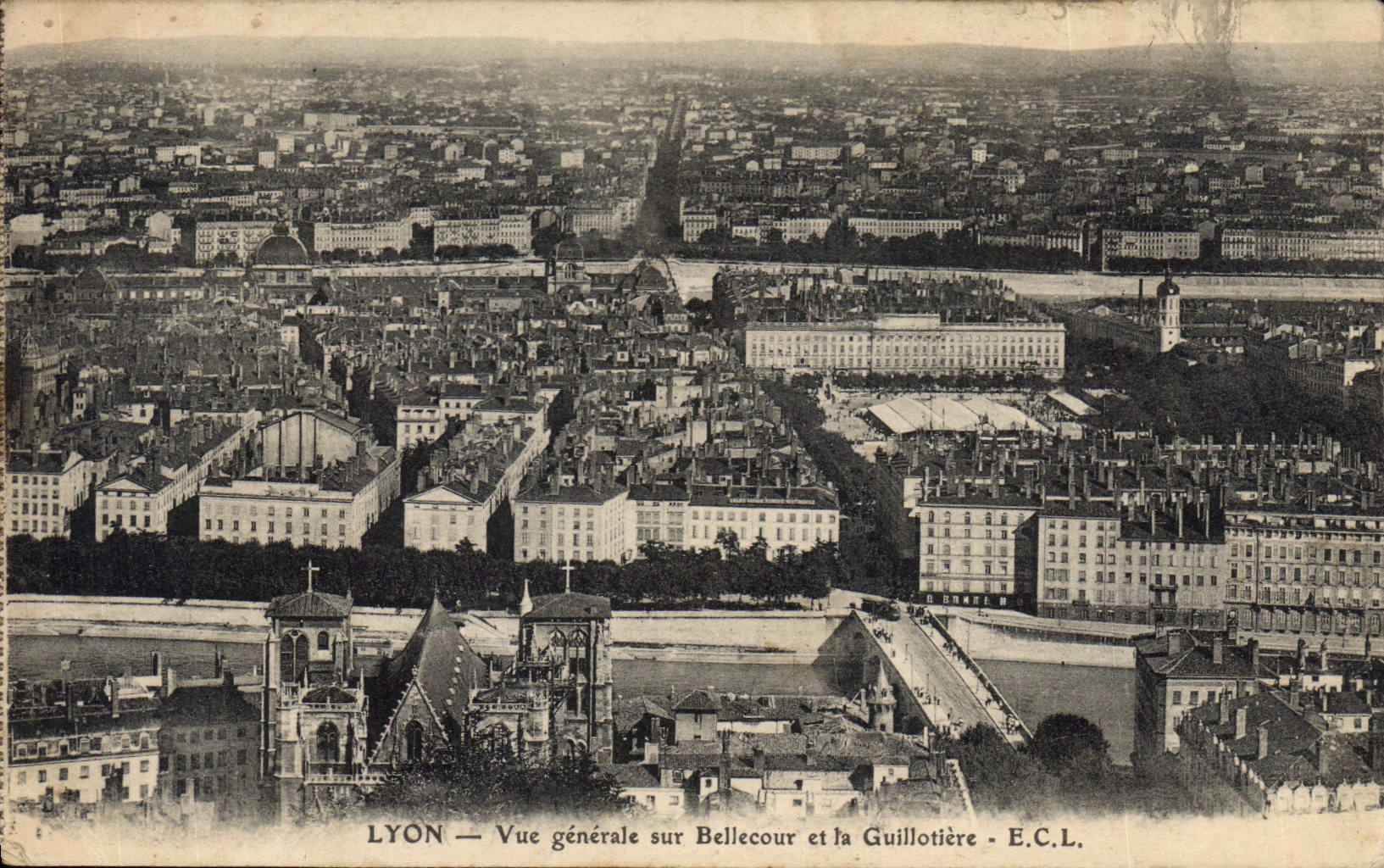 CPA Lyon Vue generale sur Bellecour et la Guillotiere