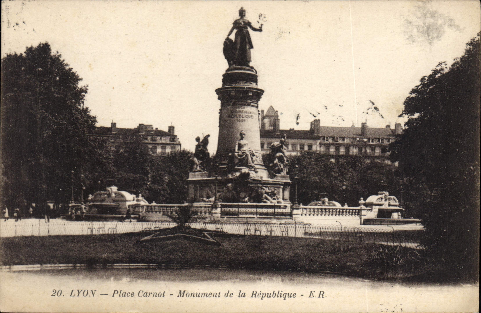 CPA Lyon Place Carnot Monument de la Republique