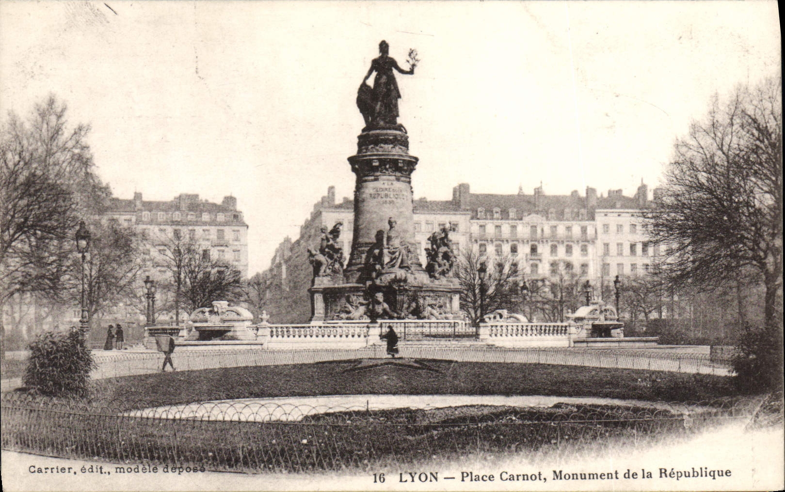 CPA Lyon Place Carnot Monument de la Republique