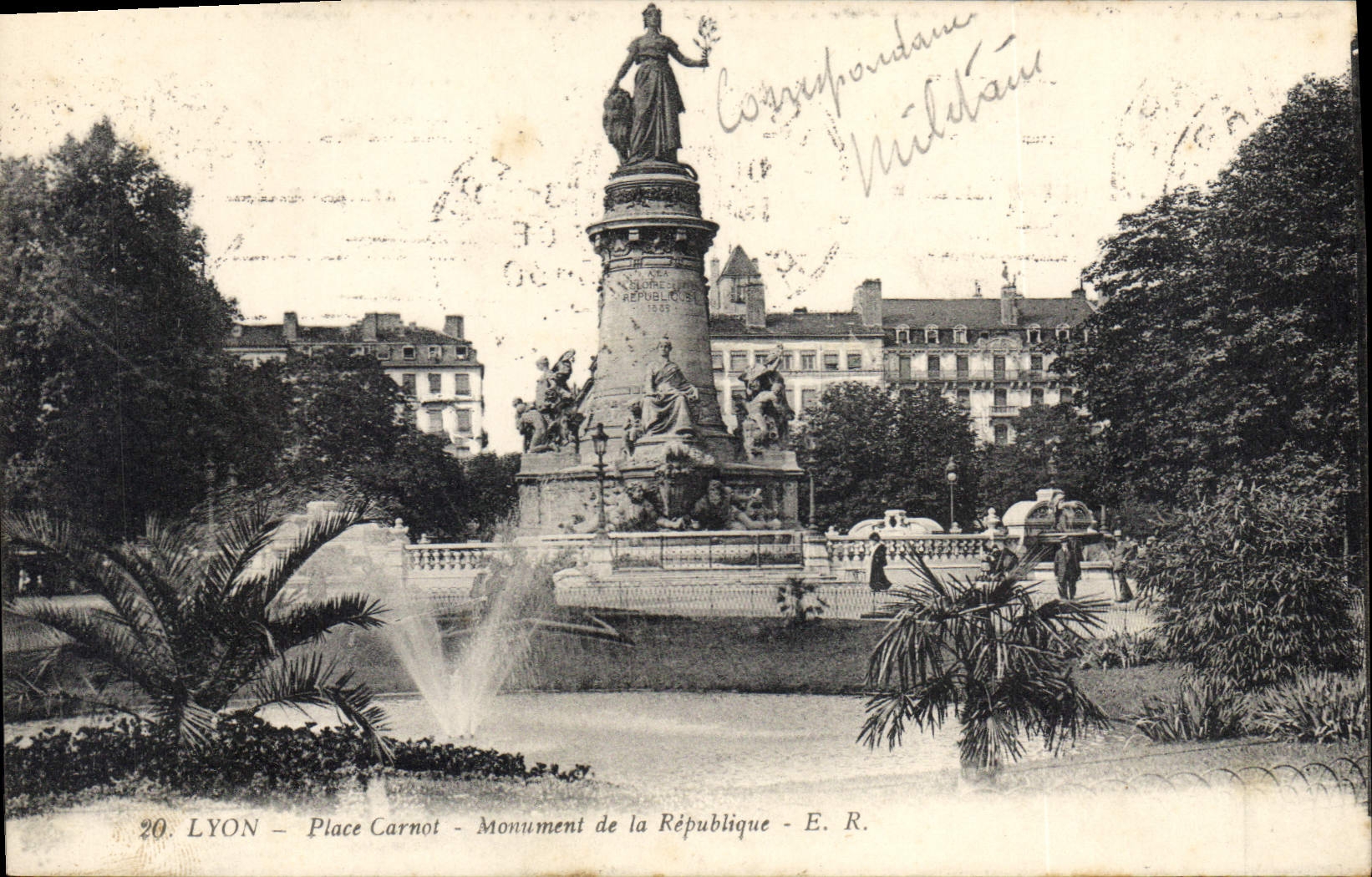 CPA Lyon Place Carnot Monument de la Republique