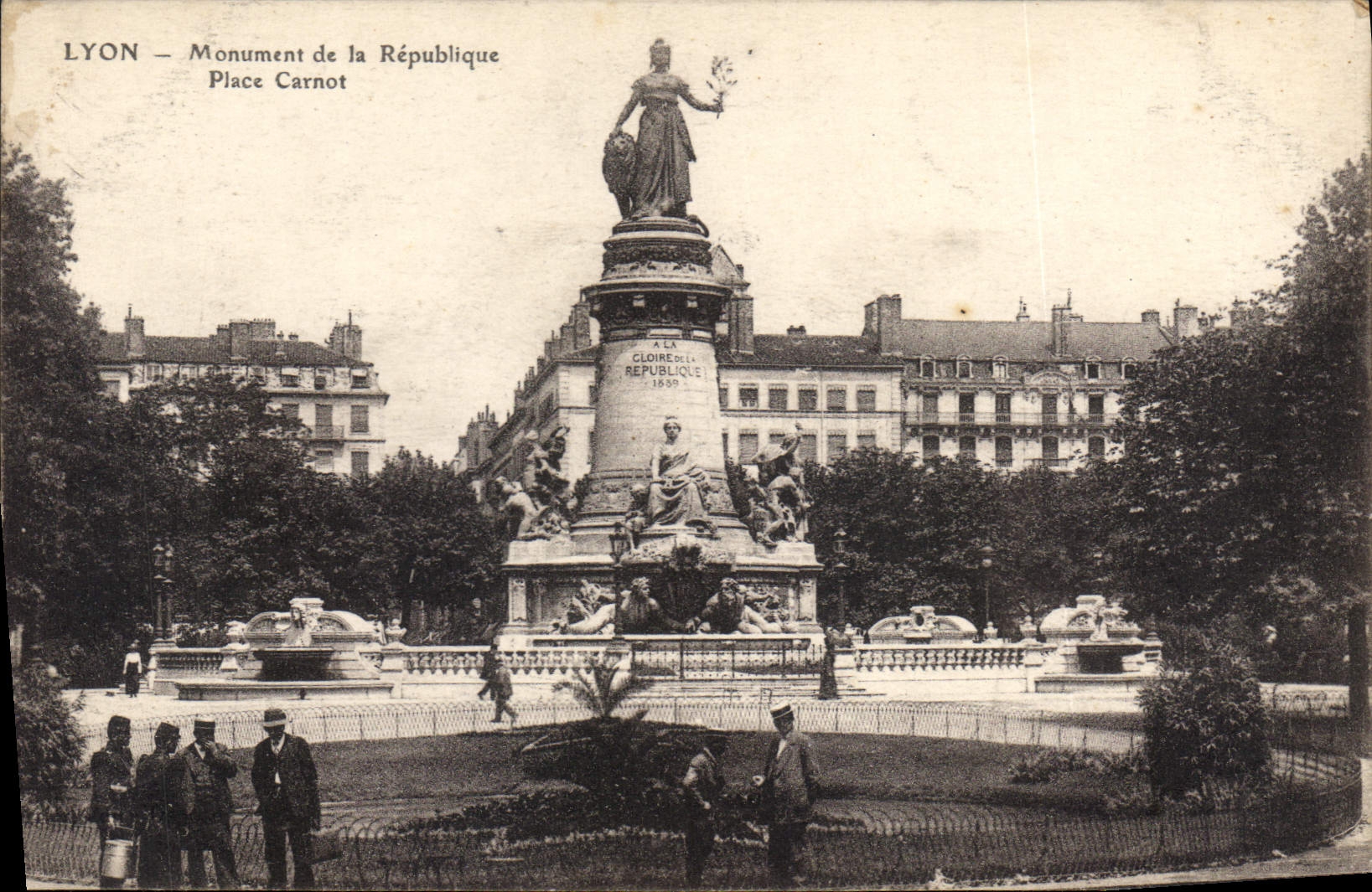 CPA Le Monument de la Republique Place Carnot