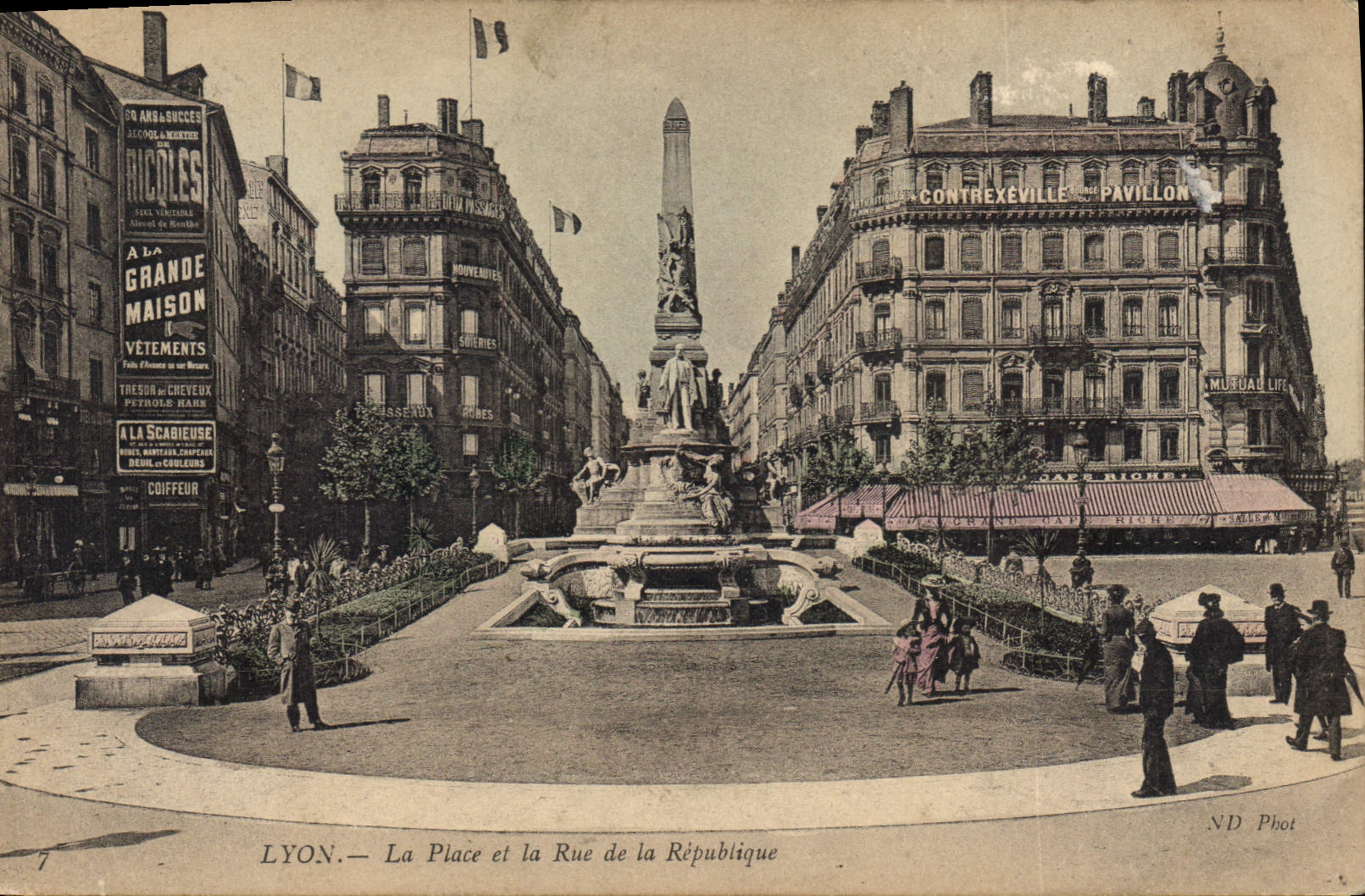 CPA Lyon La Place et la Rue de la Republique