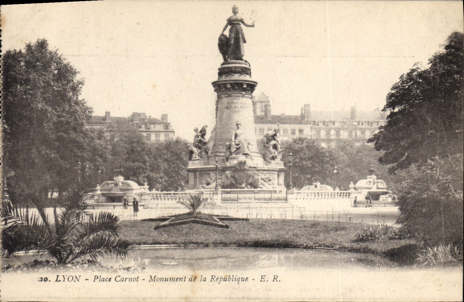 CPA Lyon Place Carnot Monument de la Republique