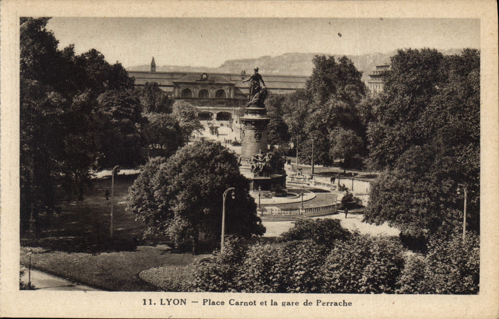 CPA Lyon Place Carnot et la gare de Perrache