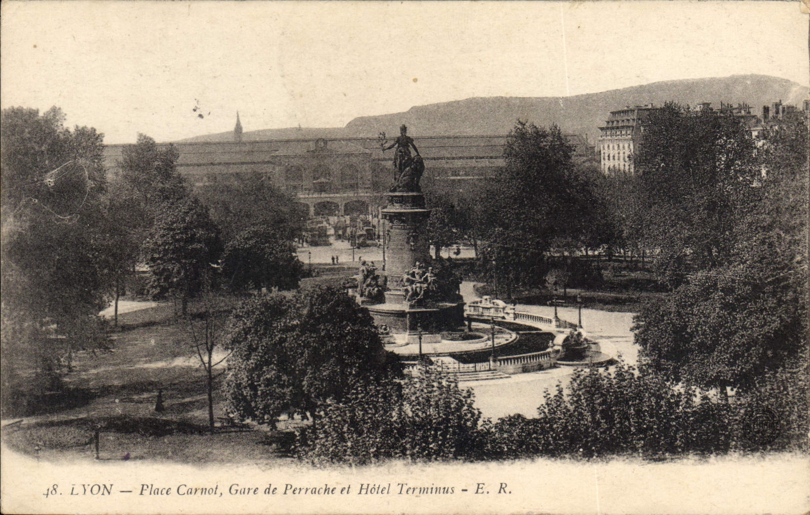 CPA Lyon Place Carnot Garre de Perrache et Hotel Terminus