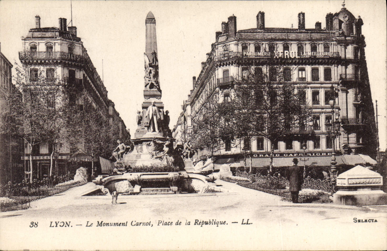 CPA Lyon Le Monument Carnot Place de la Republique