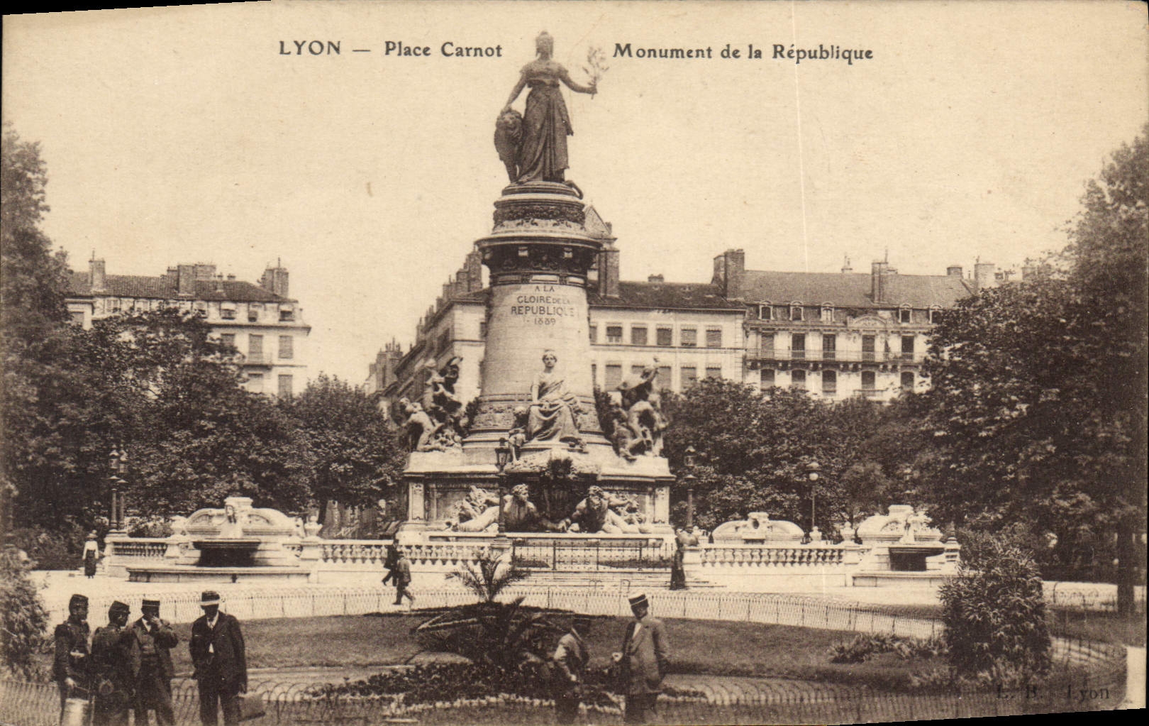 CPA Lyon Place Carnot Monument de la Republique