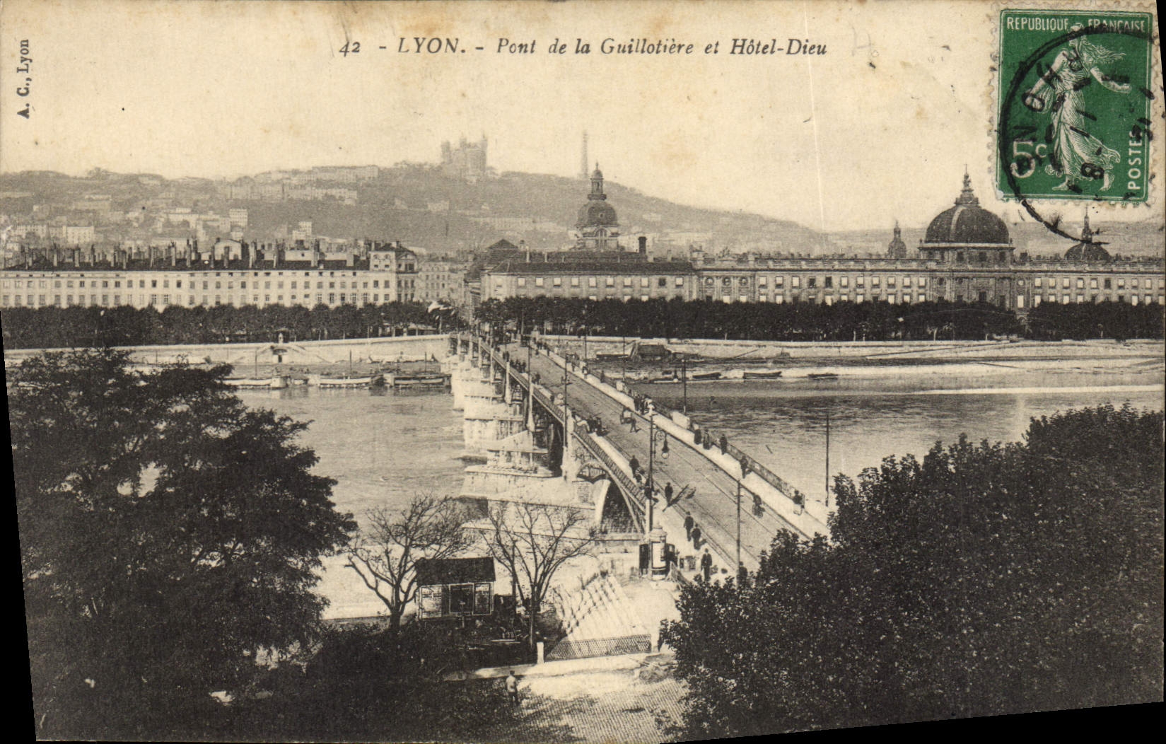 CPA Lyon Pont de la Guilotiere et Hotel Dieu