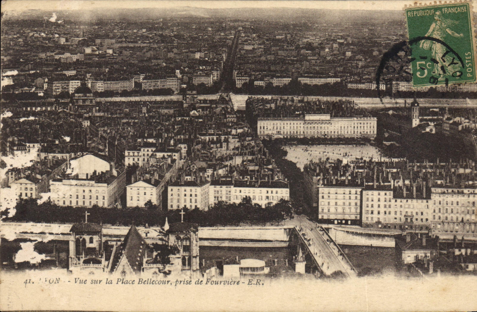 CPA Lyon Vue sur la Place Bellecour prise de Fourviere