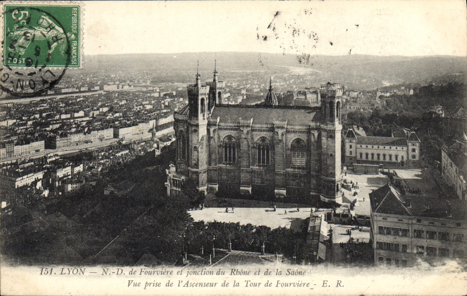 CPA Lyon N D de Fourviere et jonction du Rhone et de la Saone Vue prise de l'Ascenseur de la Tour de