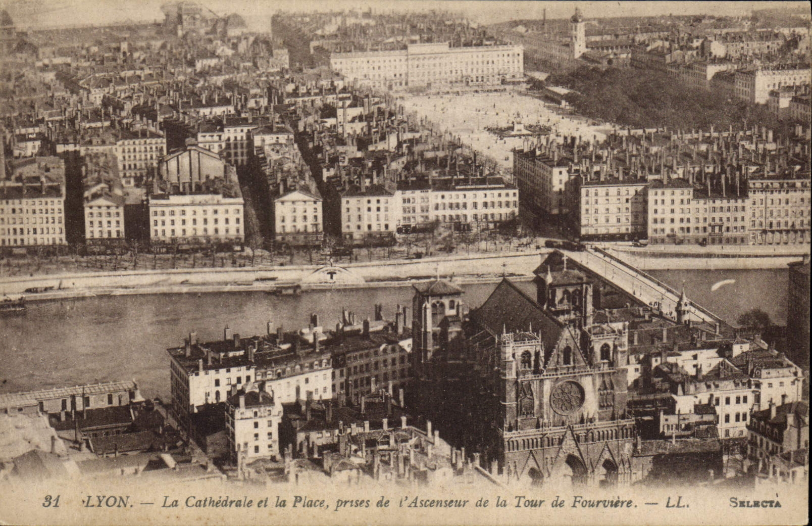 CPA Lyon La Cathedrale et la Place prises de l'Ascenseur de la Tour de Fourviere