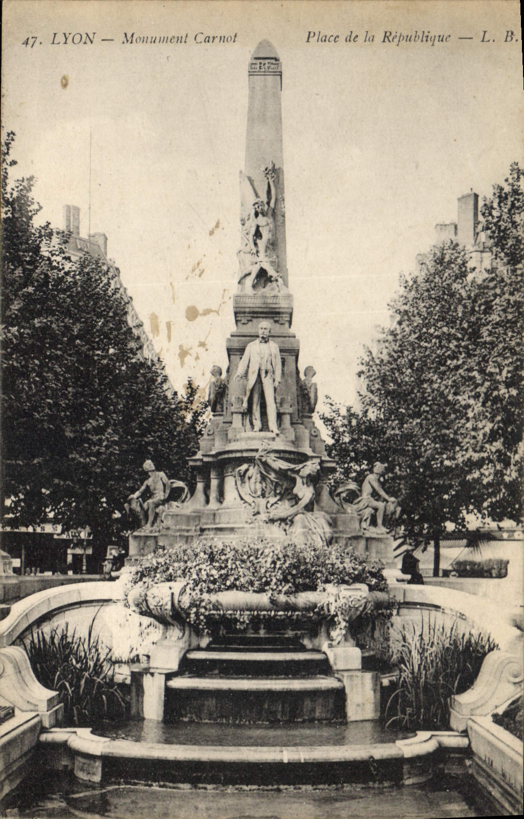 CPA Lyon Monument Carnot Place de la Republique
