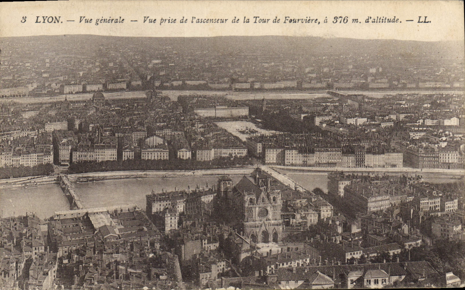 CPA Lyon Vue generale Vue prise de l'ascenseur de la Tour de Fourviere a 376m d'altitude