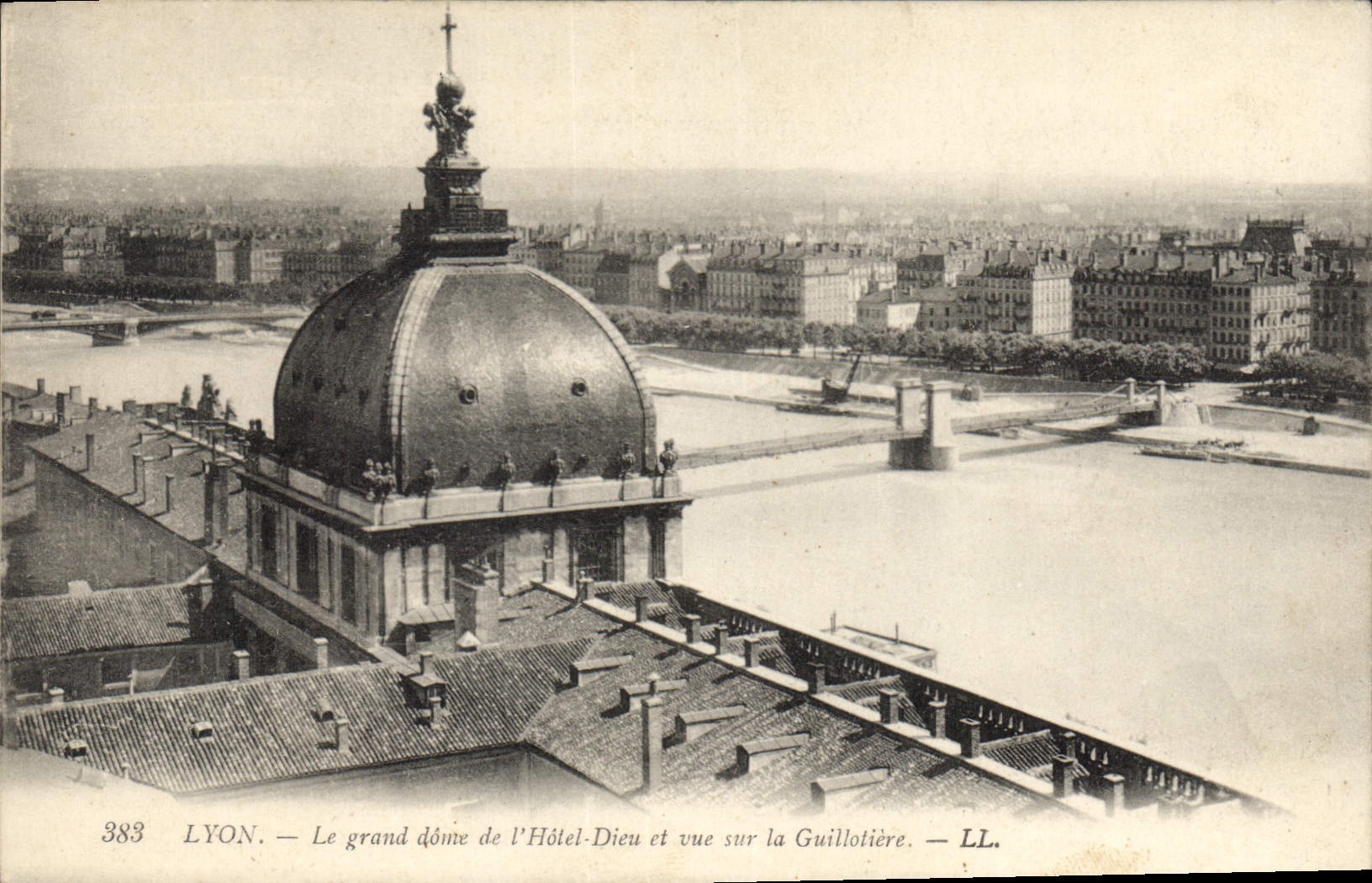 CPA Lyon Le grand donte l'Hotel Dieu et vue sur la Guillotiere