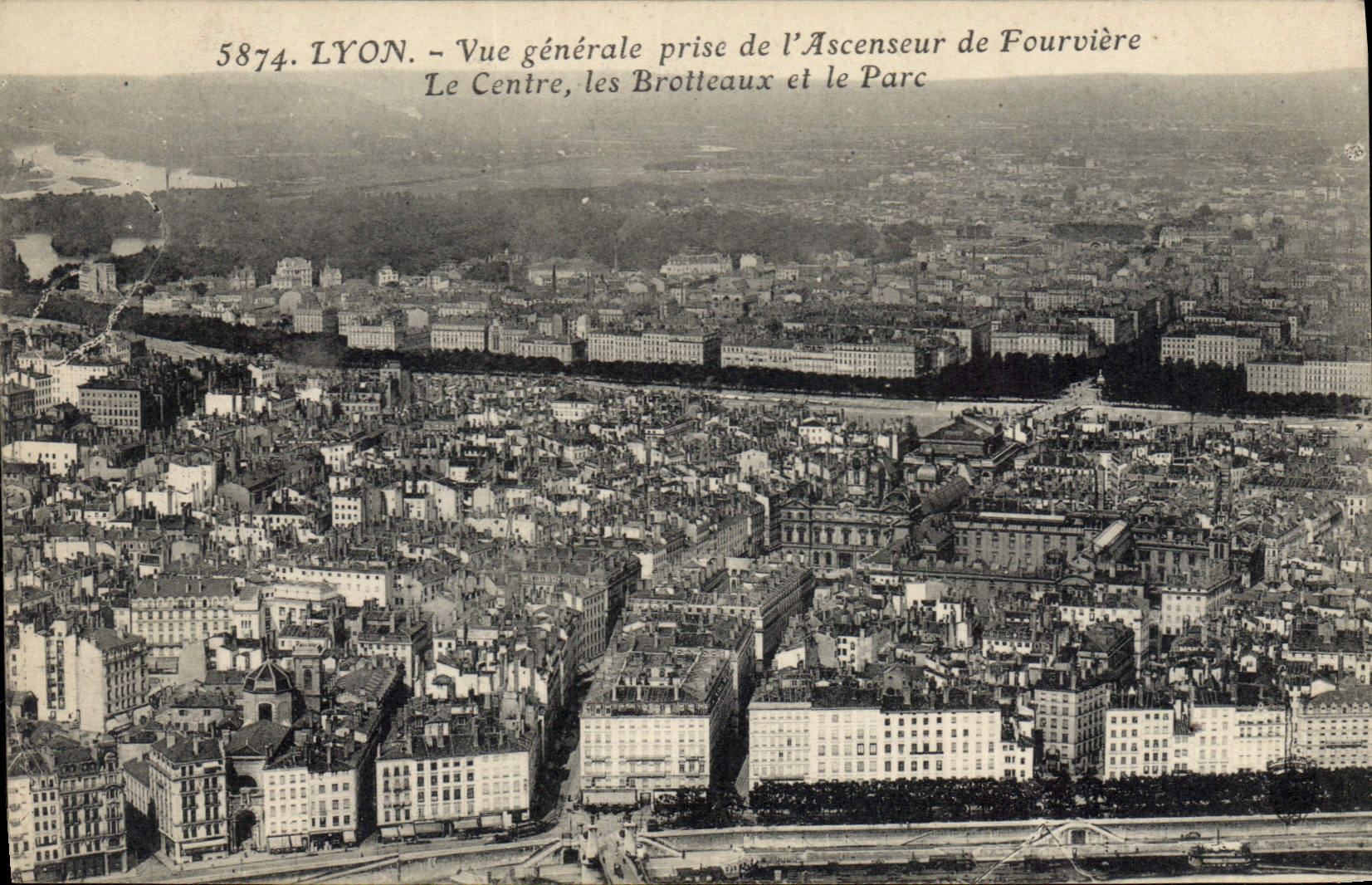 CPA Lyon Vue generale prise de l'Ascenseur de Fourviere Le Centre les Brotteaux et le Parc