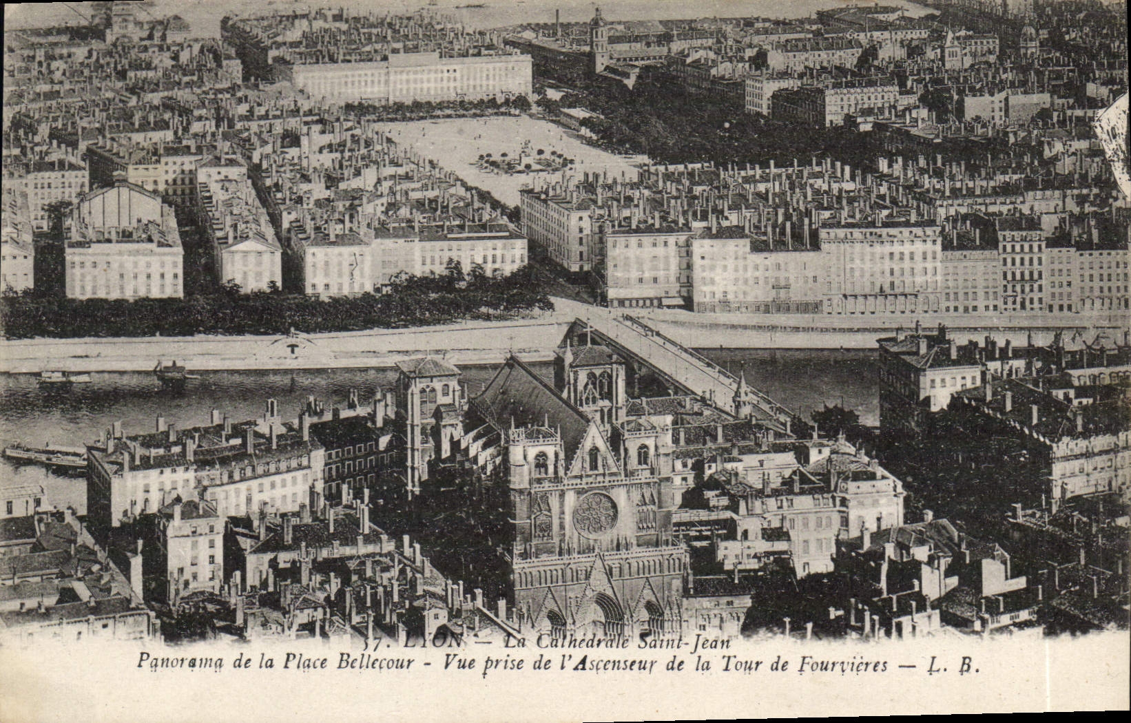 CPA Lyon Panorama de la Place Bellecour Vue prise de l'Ascenseur de la Tour de Fourvières