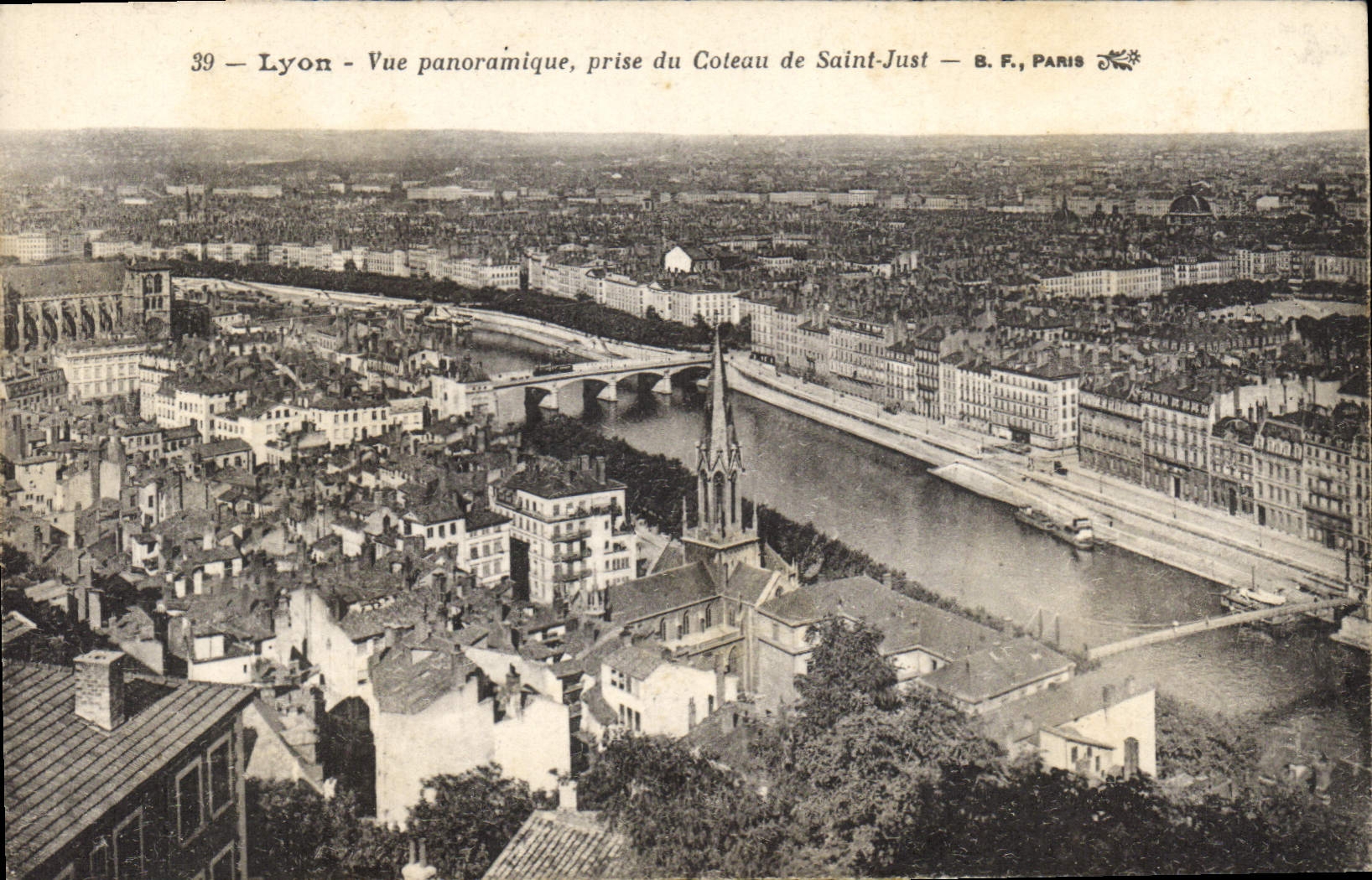 CPA Lyon Vue panoramique prise du Coteau de Saint Just
