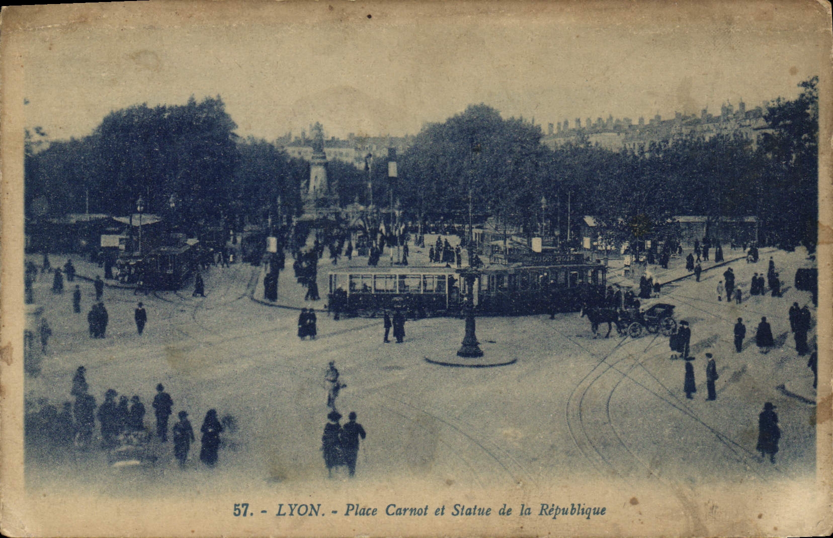 CPA Lyon Place Carnot et Statue de la Republique Tramway