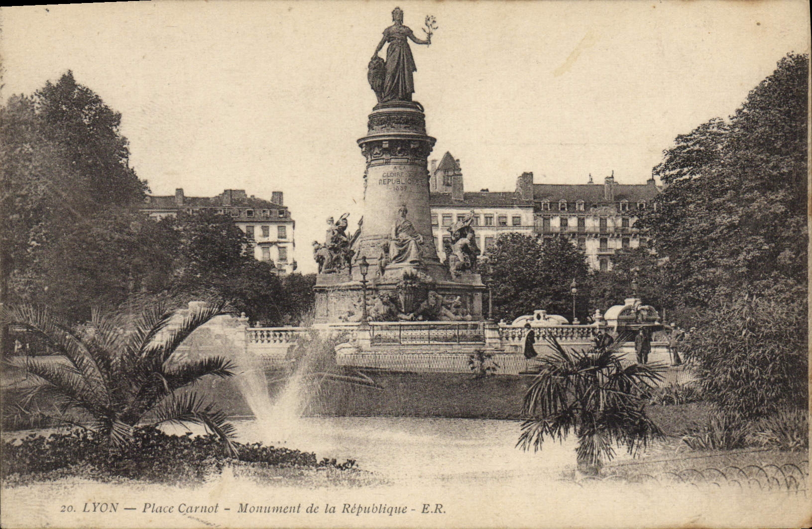 CPA Lyon Place Carnot Monument de la Republique