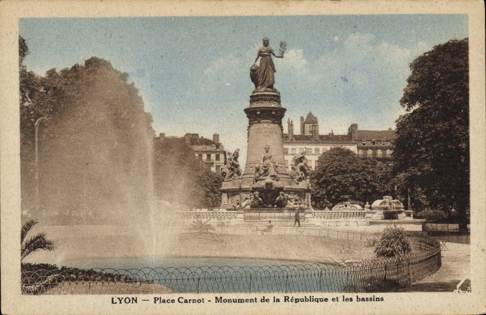 CPA Lyon Place Carnot Monument de la Republique et les bassins