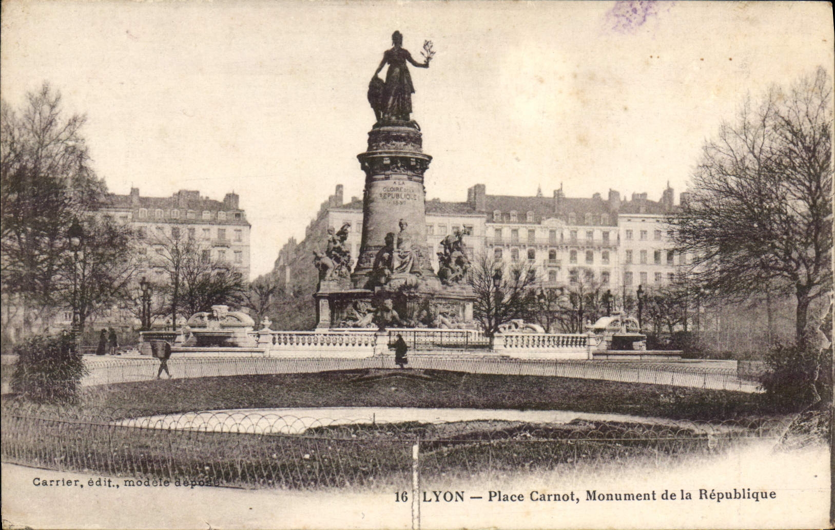CPA Lyon Place Carnot Monument de la Republique