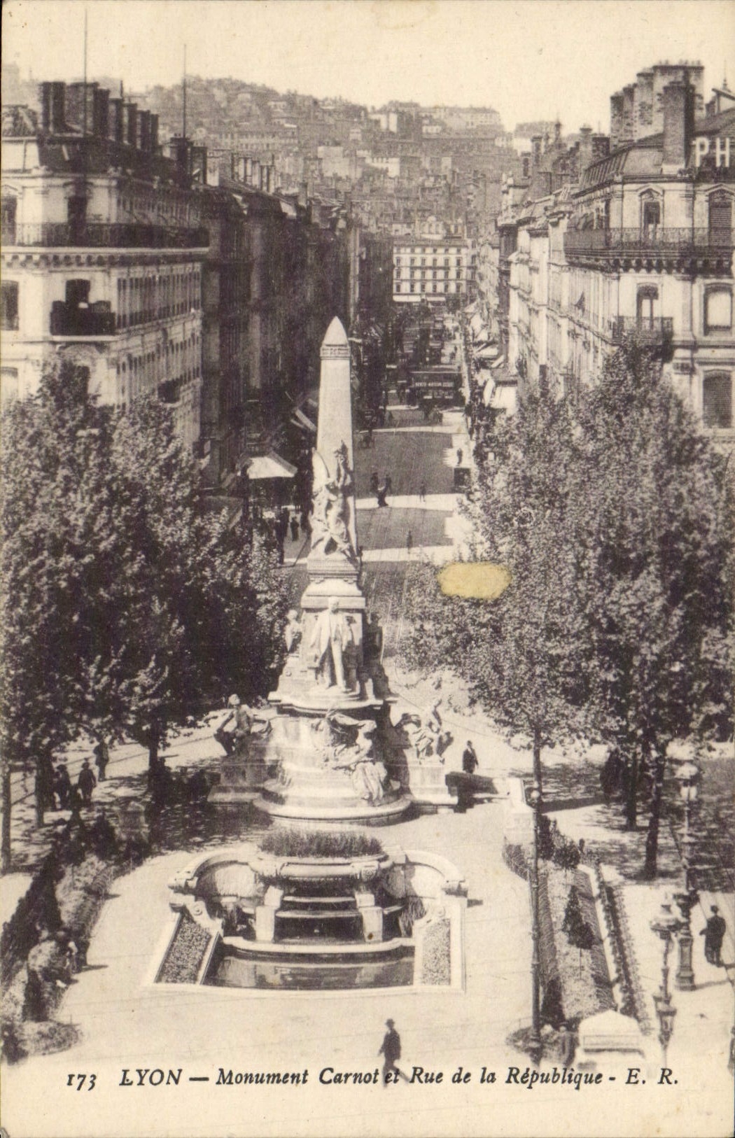 CPA Lyon Monument Carnot et Rue de la Republique