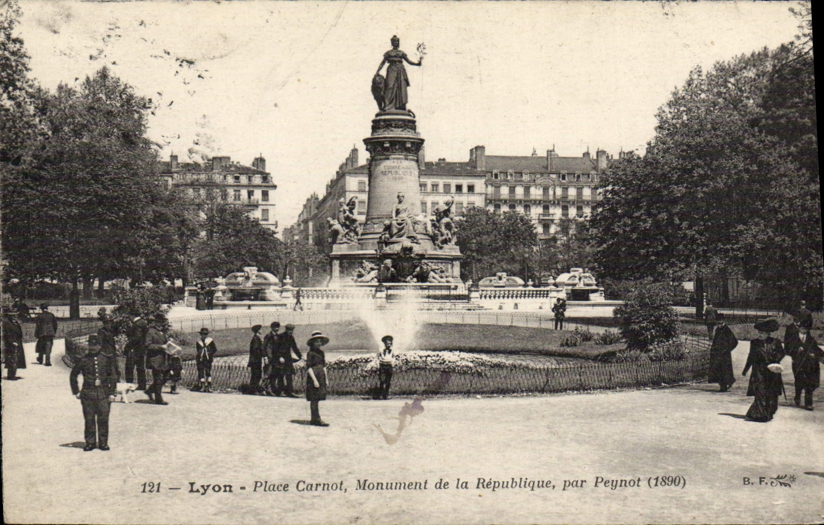 CPA Lyon Place Carnot Monument de la Republique