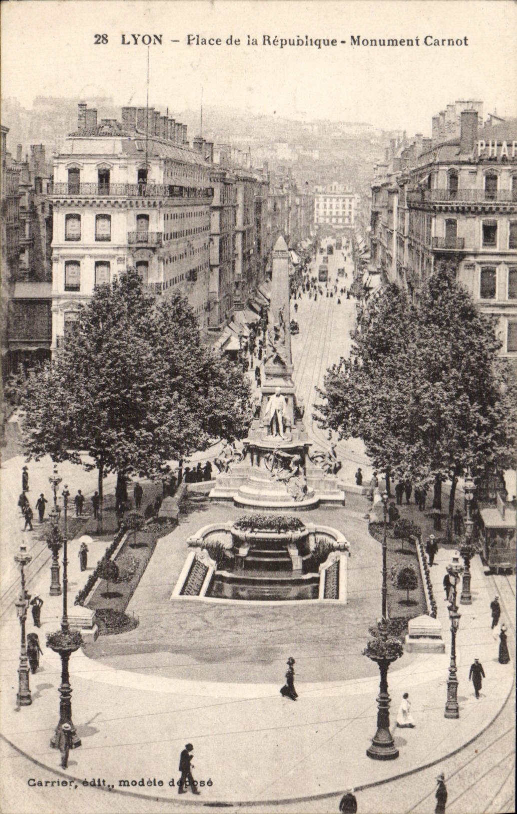 CPA Lyon Place de la Republique Monument Carnot