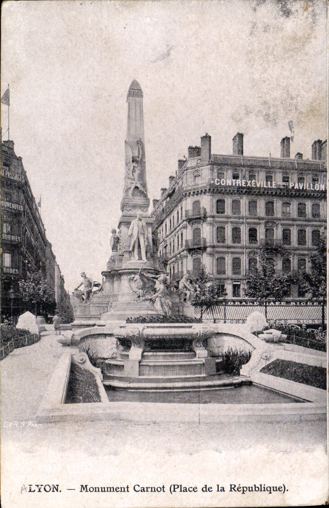CPA Lyon Monument Carnot (Place de la Republique)