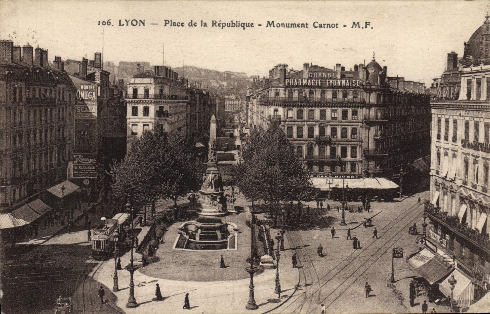 CPA Lyon Place de la Republique Monument Carnot