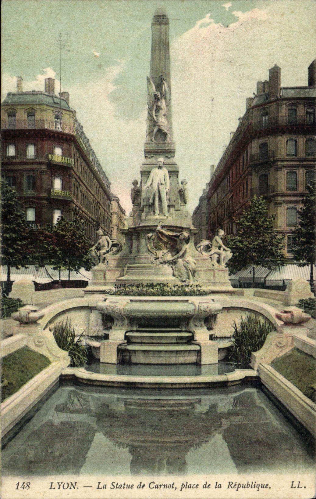 CPA Lyon La Statue de Carnot place de la Republique