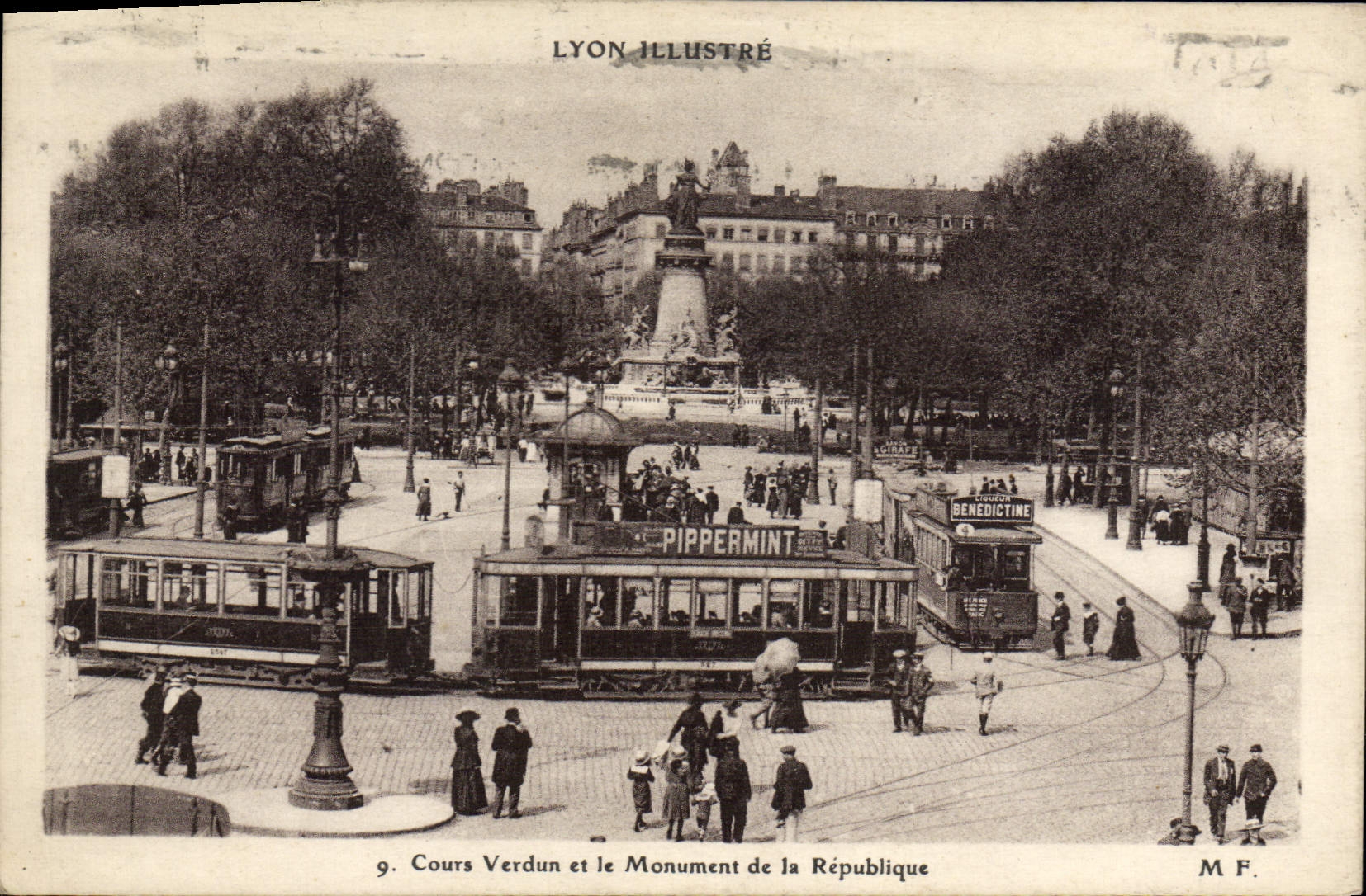 CPA Lyon Cours Verdun et le Monument de la Republique Tramways