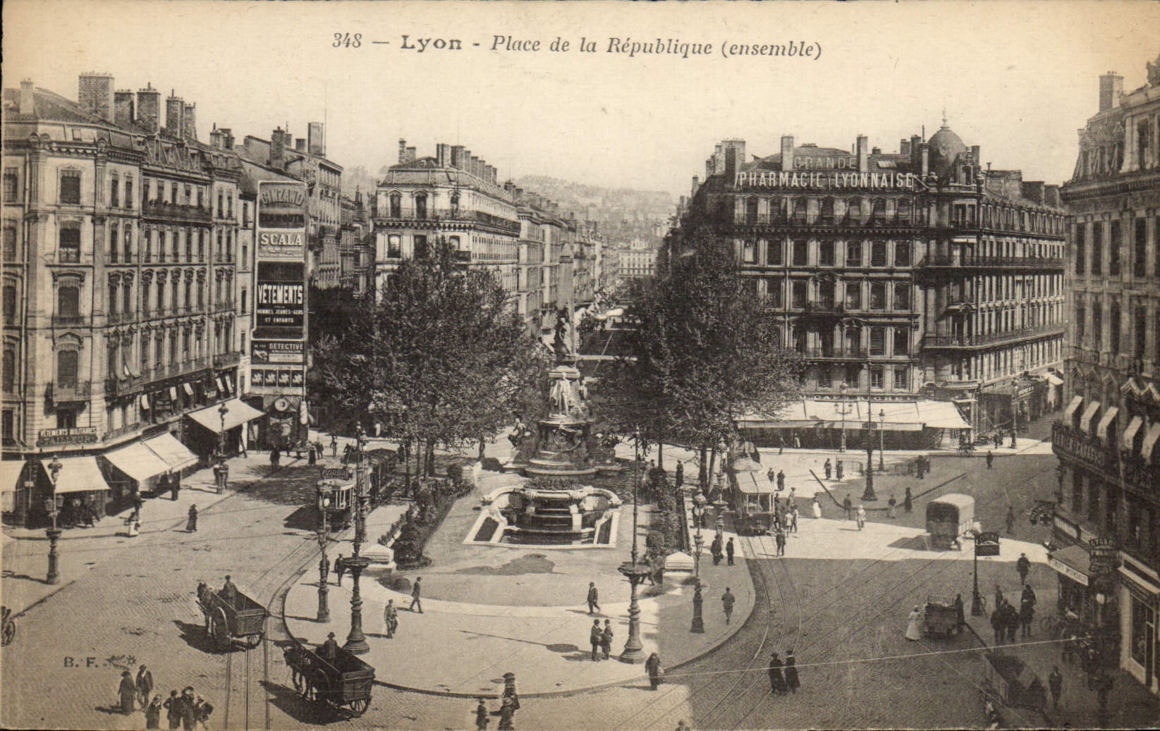 CPA Lyon Place de la Republique (ensemble) Tramway