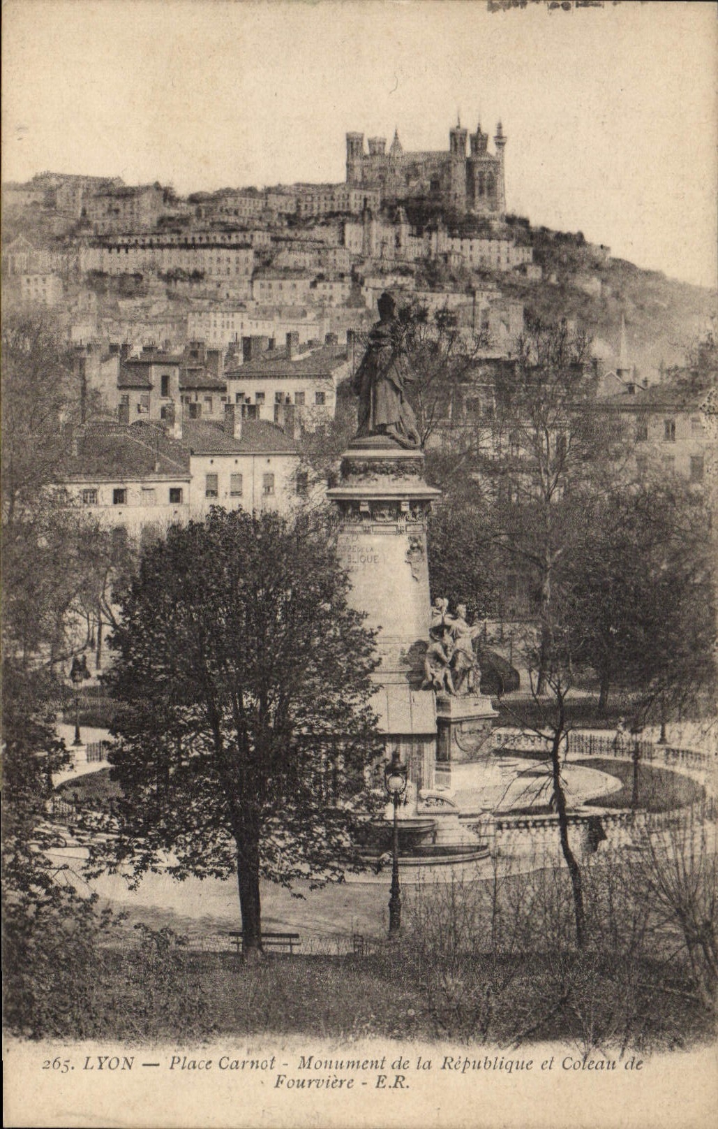CPA Lyon Place Carnot Monument de la Repubique et Coleau de Fourviere